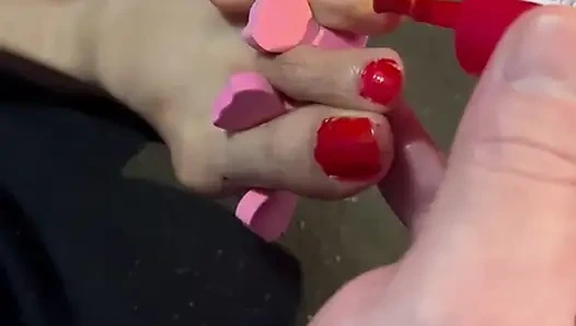 4.5 beden ayaklarını boyatıyor