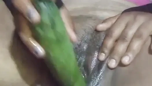 Bugün, Hintli yenge amına bir salatalık sokarak arzusunu bastırdı.