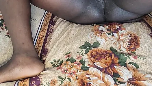 Evde tek başına amcığımla oynuyor