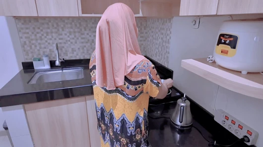 Sekse susamış bir kızın evinde takılıyor