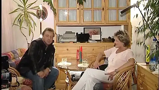 Edepsiz orta yaşlı seksi kadın için büyük yeşil dildo