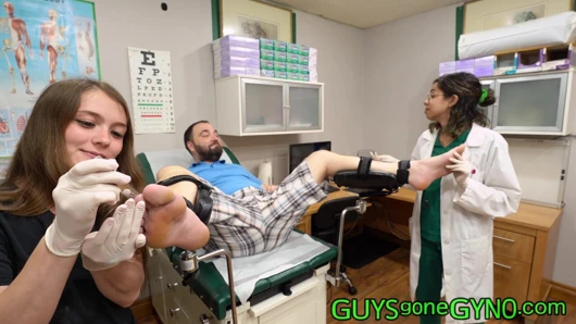 Sapık podiatristler Mira Monroe ve Aria Nicole GuysGoneGynoCom'da erkek hastaların ayaklarından faydalanıyor!