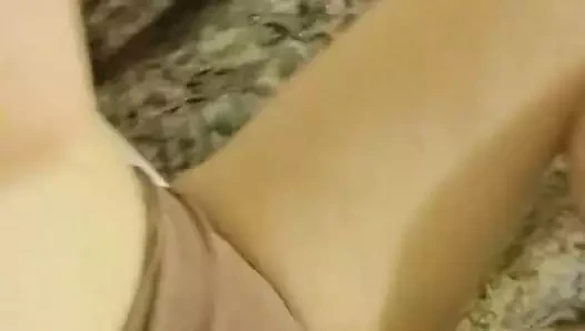 Sanatçının büyük olgun göğüslerini ortaya çıkarmak için mücadele ediyor