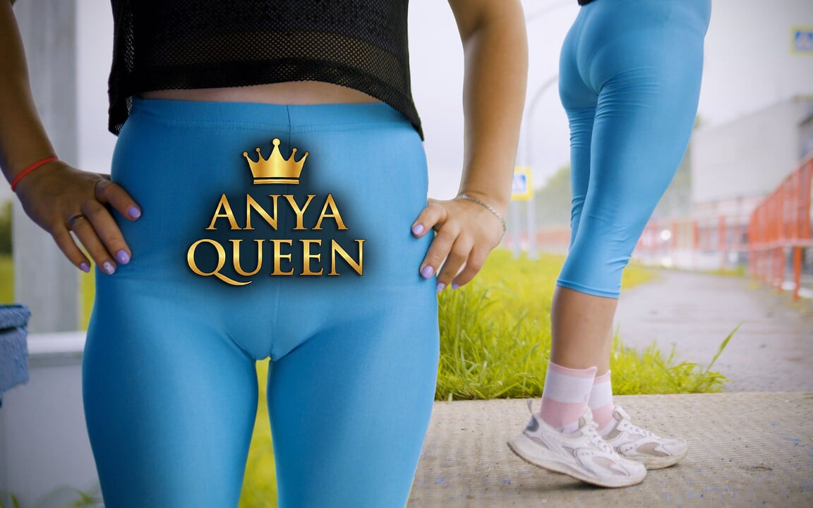156 tanrıça Anya'nın sıkı mavi taytı: kışkırtıcı yoga pantolon göt gösterisi