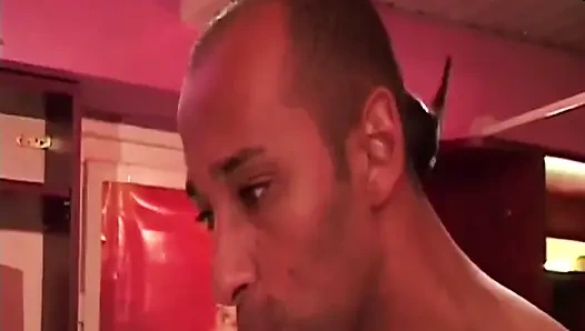 Kilolarsı şehvet sahnesi 02 seks dükkanında sikişiyor