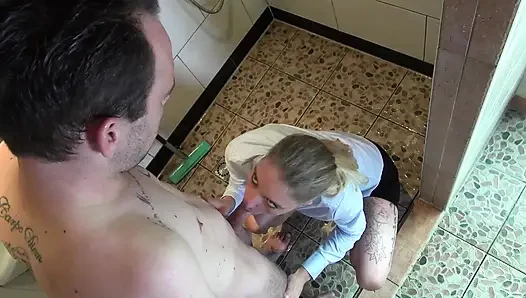 Köle şeffie shot melodi zevki tarafından cezalandırılıyor