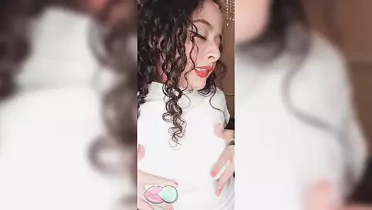 Seninle dans etmeyi ve seni azgın yapmayı seviyorum, şimdi ıslak amımı parmaklıyorum