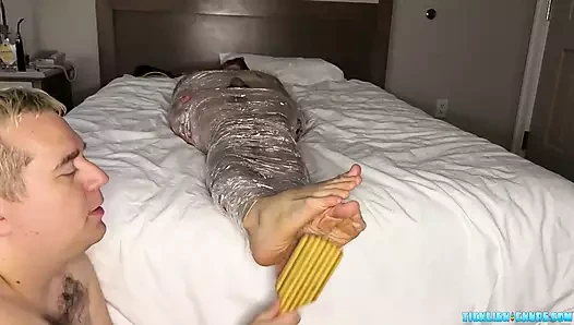 Tombul ayı Matt yarak bağlı latin alejandro'ya işkence ediyor