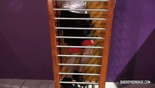 twink alt bağlı içinde kafes ve işkence tarafından sıska dom