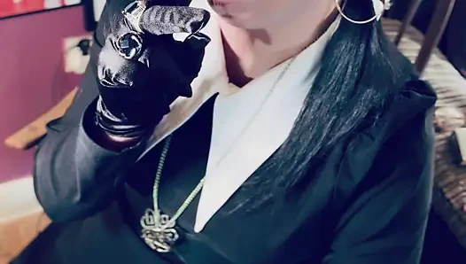 Wednesday addams, tina snua, chain saten eldivenle 2 sigara içiyor - sigara içen kadın sürükleniyor omi ome ucunu kuyruğuna sokuyor