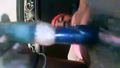 Seksi oyuncakla oynayan siyah kız