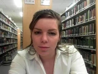 Bayan Scarlett, kütüphanede yapay penis ile