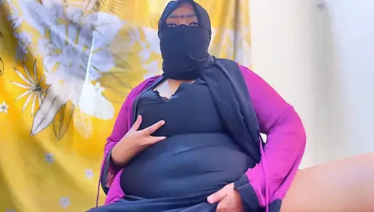 İranlı Arap orta yaşlı seksi ateşli üvey anne otel odasında mastürbasyon yapıyor ve oteldeki adam onu gördü ve elle muameleye başladı