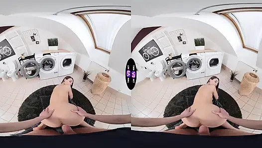 Elena Vedem'in çıplak çamaşır numarası onu sert sikiyor - teenmegaworld