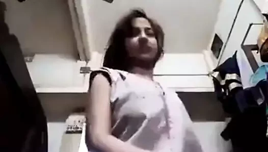 Disha patani seksi vücudunu gösteriyor