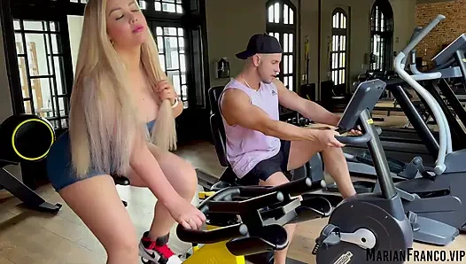 Un mec sexy de ma salle de sport a enfin fait un pas sur moi