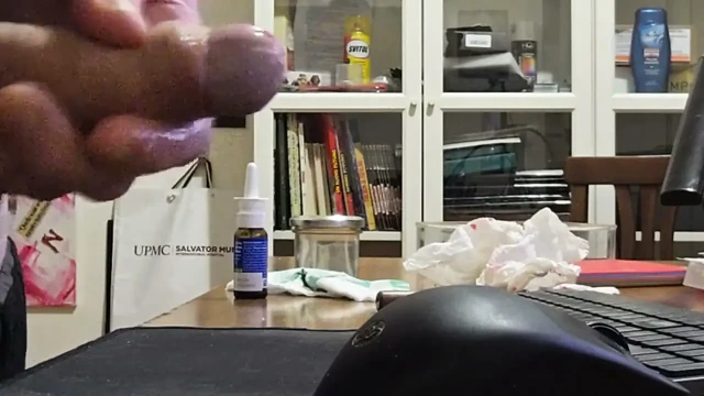 Ofiste çok güzel, masada ücretsiz bir su sıçrama var