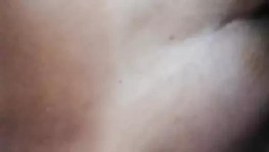 Ateşli kız sopayla inliyor ve götüne sıkıştı