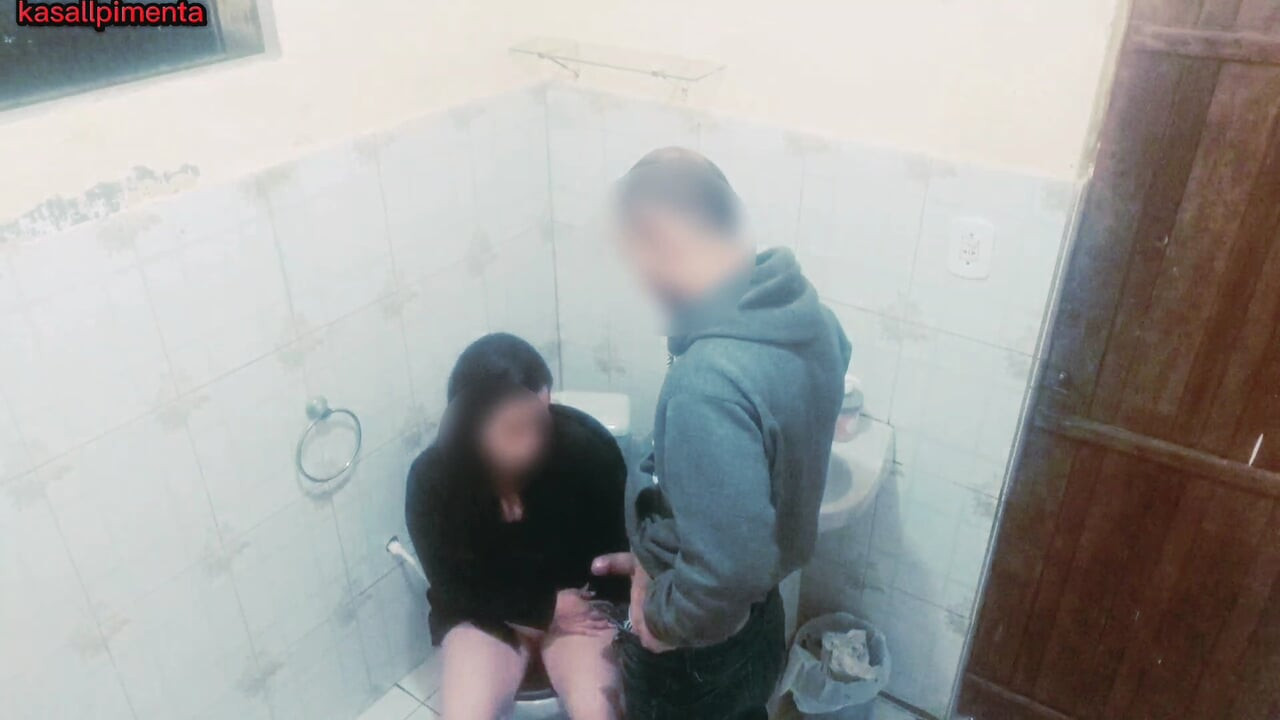 Bak barımda ne oldu, kadın banyoya gitti ve adam takip etti!