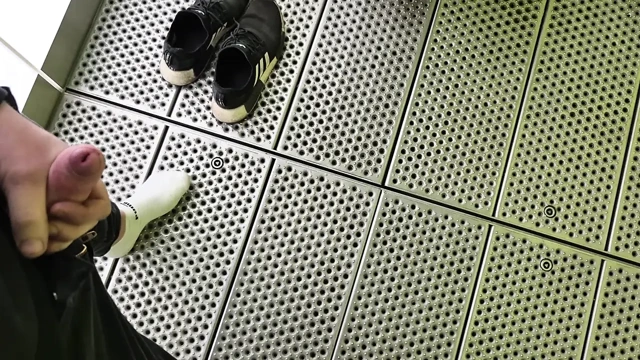 Dinlenme alanında tuvalette mastürbasyon yapıyor ve Adidas'ta NMD ve beyaz puma çorapları boşalıyor