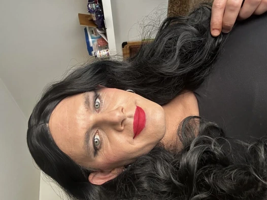 En ateşli büyük memeli transeksüel kalın dölünü yalıyor ve yalıyor