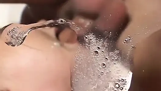 Döl için can atan genç kız yarağı boğazına kadar alıyor
