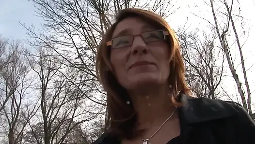 Azgın olgun esmer parmaklıyor ve damlayan amcığını oynuyor