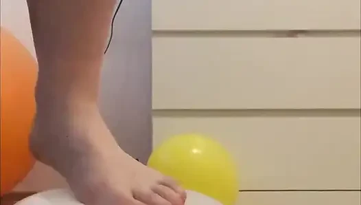 Ayaklar ve balonlar ezme