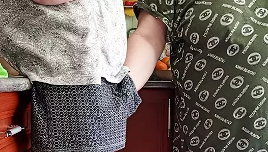 Kayınvalidesi onu sıvazladıktan sonra sperm penisten güçlü bir şekilde akıyor