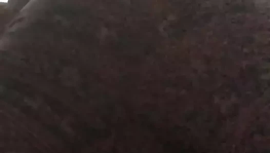 Pencere izlerken el tayt içinde çabalıyor