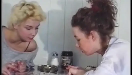 Azgın hatun ıslak amını sulu amını yalatmadan hoşlanıyor