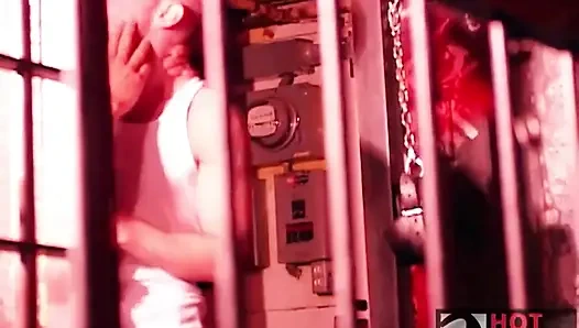 Hancock sokak: glory hole road. Zindanda yapıyor