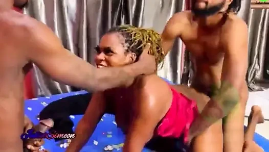 Ils sucent dans une position de grand style qui a beaucoup fait squirter ma chatte