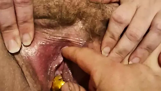 Güzel kıllı olgun anne sikilirken çoklu orgazm oluyor, küçük bir oyuncak kullanıyor