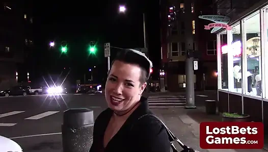 Doğum gününde dövme salonunun dışında gergin bir şekilde durdu