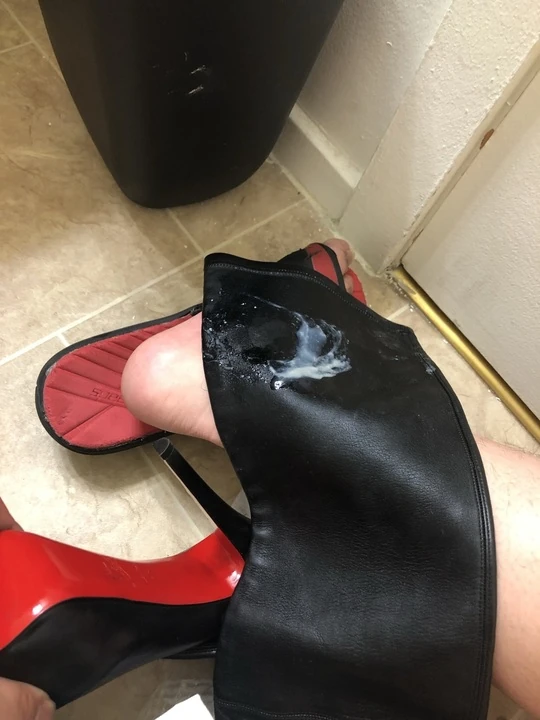 Hızlı sikme ve boşalmak üzerinde louboutin monicarina bot