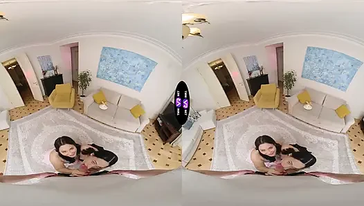 Azgın sürtükler Roxy ve Amelia ona çifte saksoyla teşekkür ediyor - teenmegaworld