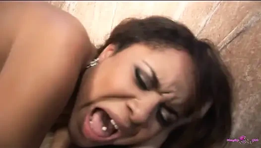 Monica Morales saksoda büyük zenci yarağını neşeli bir şekilde yaladıkça Morales'in bir hanımı değil.