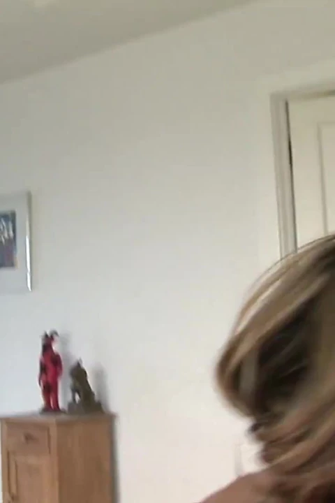 Muhteşem hatun büyük bir yarağı gırtlağına kadar alıyor