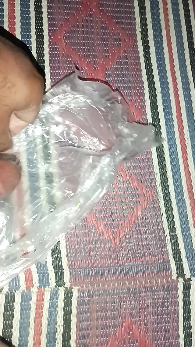 Hey lund ki garmi garam lund se garam pani nikla desi masturbating
