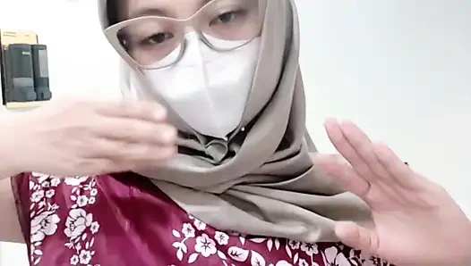 Batik elbiseli bir kızın çeşmesi