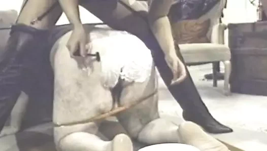 Tombul adam götünü tıraş ediyor ve köle eğitimi alıyor