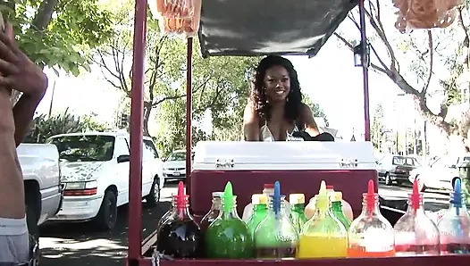 Seksi ve büyük memeli zenci sürtük büyük siyah yarağı yiyor