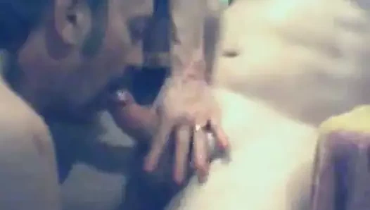 Karısı tutar ve yardım ederken koca üfleme