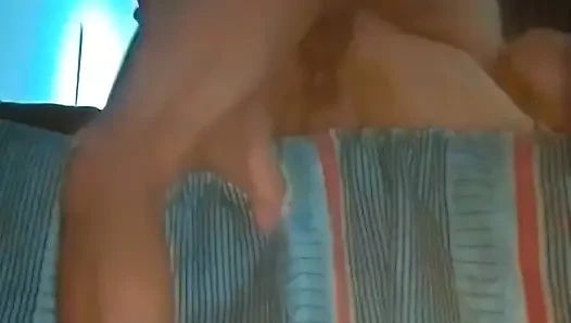 Evli sürtük iyi bir ateşli evli kadının olması gerektiği gibi küfür ediyor, inliyor ve yarak için yalvarıyor.