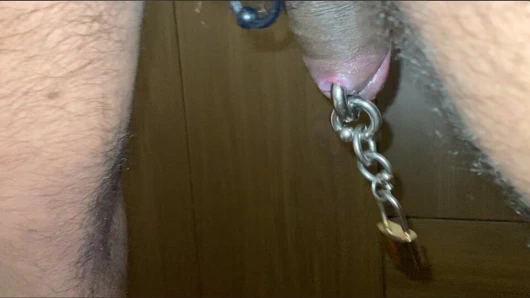 8 mm pirsingli yarağımı asma kilitlere zincirliyor ve biraz azdırıyor ve yarağıma yaklaşıyor