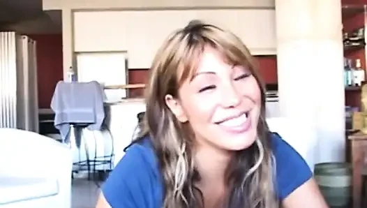 Азиатка Ava Devine трахается в гостиной с ее татуировками