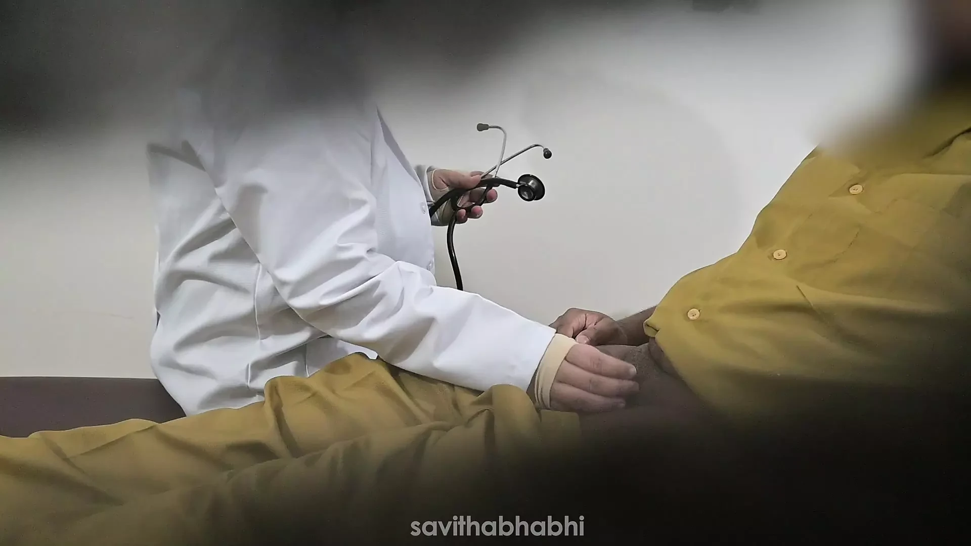 Doktor klinikte hastanın yarağını sıvazlıyor