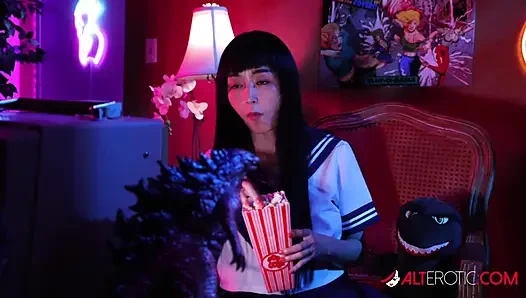 Marica Hase film izlerken tahrik oluyor