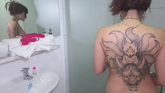 O kadar heyecanlandım ki yeni oyuncağımı duşta kullanmaya karşı çıkamıyorum! Çok fışkırtıyorum!